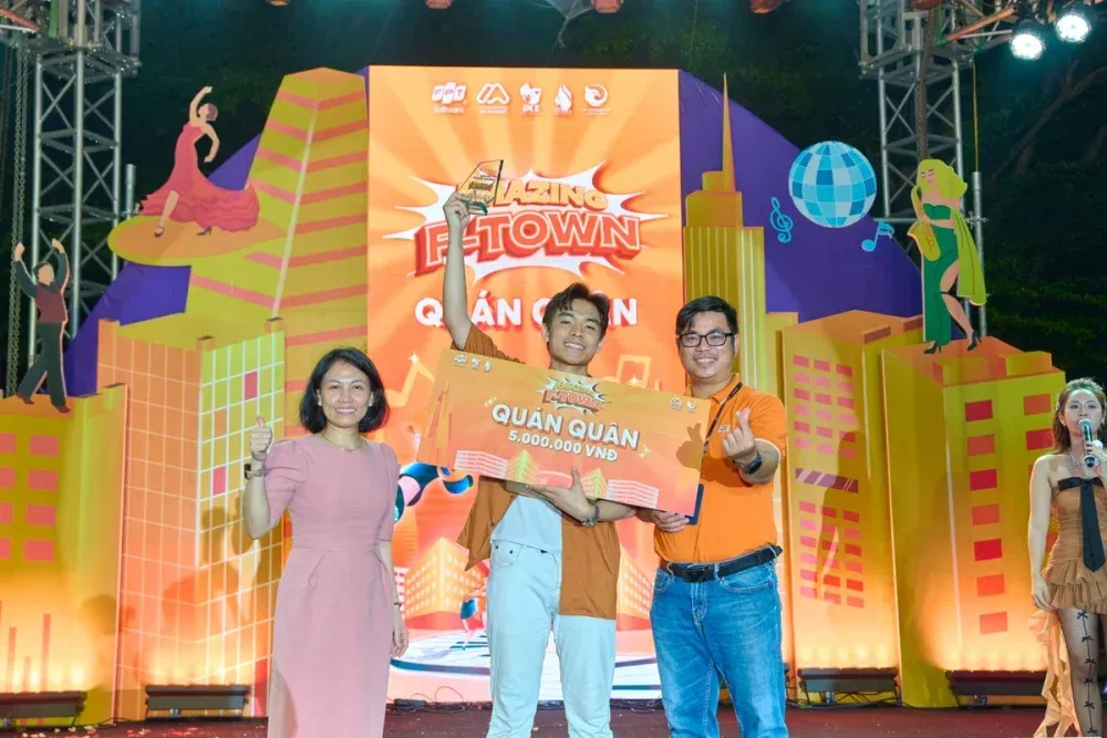 Kien Pham receiving the Amazing F-Town award
